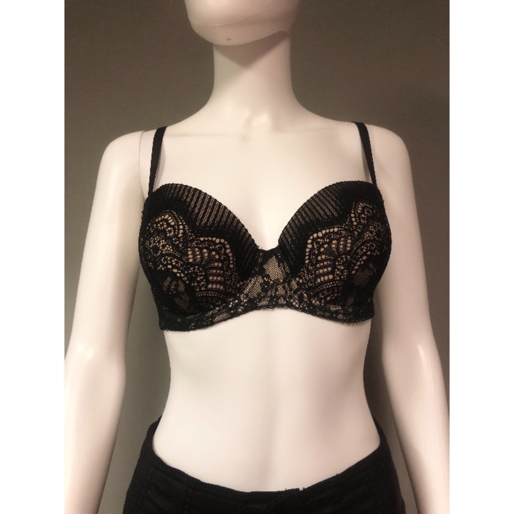 Victoria's Secret 34 D lightly lined black lace bra